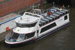 MS MECKLENBURG an ihrem Liegeplatz an der Einfahrt in  den Sandtorhafen (Elbe/Hamburg);  aufgenommen von der Galerie der Elbphilharmonie aus am 11.06.2025. 