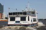 Fahrgastschiff MS MECKLENBURG; Aufnahmeort: Elbe/Hafen Hamburg, Deutschland; Datum: 13.06.2025; Info: (ENI: 05116240)  Das Bild zeigt die MS Mecklenburg oberhalb der St.Pauli-Landungsbrücken, schrägab der Elbphilharmonie.