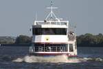Fahrgastschiff MECKLENBURG (ENI: 05116240); Datum: 19.08.2025; Aufnahmeort: Elbe/Hafen Hamburg, Deutschland. Das Bild zeigt die MECKLENBURG unterhalb der (Norder-) Elbbrücken.