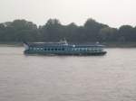 Das Ausflugsschiff  Moby Dick  auf dem Rhein vor Königswinter.