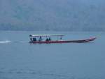 Auf einem Stausee in der Nhe der nordthailndischen Stadt Chiang Mai ist dieses Longtail Boot unterwegs.