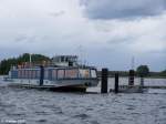 In strmischer See legt die Santa Barbara an der Anlegestelle in Senftenberg Niemtsch an 