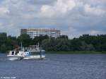 Das Motorschiff Santa Barbara whrend einer Rundfahrt auf dem Senftenberg See. Im Hintergrund zu sehen ist das Hochhaus Am See der Stadt Senftenberg