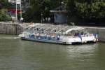 Am 16.07.2009 legte dieses  Bateau Mouche , ein 3-Rumpf-Boot in Paris auf der Seine an, um Passagiere ein- und aussteigen zu lassen.