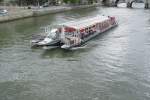 Am 17.07.2009 war dieses 3-Rumpf Boot  Bateau Mouche  in Paris auf der Seine unterwegs