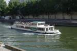 Ein kleines Passagier Ausflugsboot ist am 19.07.2009 auf der Seine in Paris unterwegs