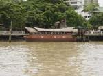 Ein Motorboot im klassisch thailändischen Stil liegt am 07.07.2009 im Chao Phraya Fluß in Bangkok vor Anker