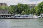 An der Anlegestelle der Vedettes du Pont Neuf in der Seine in Paris liegt dieses Rundfahrboot am 19.07.2009 vor Anker