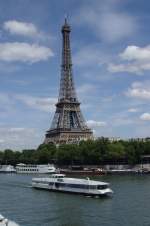 Ein Ausflugsboot auf der Seine - am 20.07.2009 vor der Kulisse des Eiffelturms