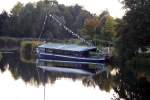 Ein als Fhre Gro Lindow bezeichnetes Ausflugsboot auf dem Friedrich- Wilhelm Kanal in Gro Lindow. Oktober 2009