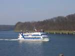Ein kleines Passagierschiff auf dem Nord Ostsee Kanal.