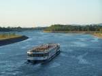 Ein Passagierschiff auf dem Rhein bei Fessenheim im Juni 2006.