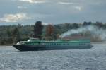 Am 16.09.2010 beim Landgang zum Freilichtmuseum auf der Kizhi-Insel im Onegasee / Russland ein Tragflgelboot. Nach dem Ablegen nimmt es Fahrt auf.