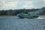 Am 16.09.2010 beim Landgang zum Freilichtmuseum auf der Kizhi-Insel im Onegasee / Russland ein Tragflügelboot. Nach dem Ablegen nimmt es Fahrt auf und hat nun abgehoben.