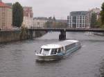 Geht man in Berlin die Spree entlang,so brauch mal nicht lange auf ein Schiff zu warten.So kam mir an der Monbijoubrcke am 16.Oktober 2010  dieses Ausflugsschiff entgegen.