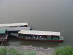 Ein Personen Motorboot auf dem Mekong bei Nong Khai / Thailand mit dem Passagiere nach Laos auf der gegenüberliegende Flußseite übersetzen, bzw. Laoten nach Thailand kommen können. Für Ausländer ist das Übersetzen mit dem Boot nicht gestattet, sie müssen den offiziellen Grenzübergang an der  Freundschaftsbrücke  benutzen.
