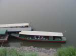 Ein Personen Motorboot auf dem Mekong bei Nong Khai / Thailand mit dem Passagiere nach Laos auf der gegenberliegende Fluseite bersetzen, bzw.