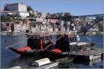 Diese barcos rabelos, mit denen frher der Wein den Douro heruntergebracht wurde, sind zu Ausflugsschiffen fr Fahrten auf dem Douro bei Porto umgebaut worden. Am Ufer von Vila Nova de Gaia, dort sind auch die Portweinhuser angesiedelt, kann man an Bord gehen. 10.10.2011.