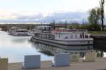 Sonntagmorgen um 8 Uhr liegen die Ausflugsschiffe der Linie URh  Untersee und Rhein  noch friedlich im Kreuzlinger Hafen. Um 9 Uhr wird das erste ablegen und den geduldigen Reisenden in 3 3/4 Stunden nach Schaffhausen fhren (22.04.2012)