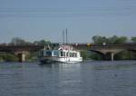 Ein Schiff der Reederei Riedel hat aus Halle kommend  soeben die Bahnbrcke  ca.  am Saalekilometer 100 passiert