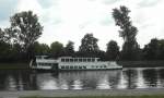 Das Schiff  Neckarbummler  tuckert bei Bad Friedrichshall langsam ber den Neckar(19.05.2012). Das Bild entstand LEGAL von einem Weg aus.