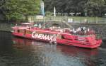 Tag 1, 22.05.2012: Das Schiff  Belvedere , das wohl auf einer Ausflugsfahrt mit Touristen ist, auf der Spree in Berlin.