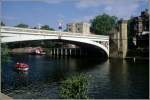 Ein kleines Motorboot passiert die Lendal Bridge ber die Ouse in York. Hinter der Brcke ist ein Fahrgastschiff fr Rundfahrten auf dem Fluss zu sehen. Scan eines Dias vom August 1996.