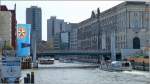 Reger Schiffs- Ausflugsverkehr mit Fahrgastschiffen auf der Spree in Berlin-Mitte. Blick auf die Rathausbrcke. Das Gebude auf der rechten Seite ist der Neue Marstall. Es liegt auf der Spreeinsel am Schloplatz gegenber dem zuknftigen Stadtschlo (Humboldt Forum). Foto:20.04.2013 