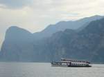 Ein Personenschiff fährt hier am 20.05.2014 auf dem Gardasee.