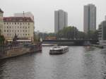Unzählige Möglichkeiten hat man in Berlin von wo man aus Schiffe fotografieren kann.Die Mühlendammbrücke hatte dieses Ausflugsschiff am 25.Oktober 2014 unterquert.