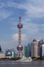 Ausflugsschiff auf dem Huangpu Jiang vor dem Oriental Pearl Tower in Shanghai, 3.10.2015
