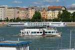 Namenlos blieb dieses Schiff der  Panorama Deck KFT  auf der Donau in Budapest, dahinter liegt die  Mariebelle .