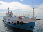 Auf dem Baikalsee liegt ein Fahrgastschiff mit dem Anfangsbustaben S im Namen am 16.