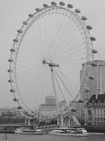 Zwei Fahrgastschiffe auf der Themse unter dem größten Riesenrad Europas. (London, März 2013)