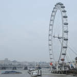 Fahrgastschiffe auf der Themse unter dem größten Riesenrad Europas. (London, März 2013)