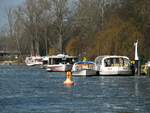 Blick vom Schloßpark auf die Spree  zu Tal  am 03.03.2018. Fahrgastschiffe haben noch Winterpause , aber zu Ostern werden sie wohl wieder in Fahrt gehen. 