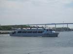 Das Ausflugsschiff Altefhr fhrt in den Hafen von Stralsund ein.