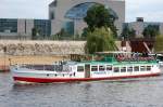 Ein fast schon historisch aussehender Ausflugsdampfer mit dem Namen PIGUIN aus HENNIGSDORG ist auch auf Berlin City Tour, das Schiff ist 30,36 m lang und 4,90 m breit und kommt von der Anlegestelle Schiffbauerdamm, im Hintergrund brigens das Kanzleramt, 15.06.08.