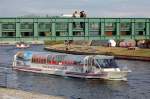 Hier ein weiteres flaches Ausflugsschiff das die Berliner Citytour auf der Spree (Nhe Kanzleramt) gerade befhrt, das 26,70 m lange und 5,10m breite Schiff BrLiner vom Reiseveranstalter Wrlitz Tourist GmbH, 15.06.08.    