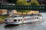 Hier ein typischer Berliner Ausflugsdampfer Typ III der ehemalig in der DDR gebauten Schiffe, von Potsdam der STERN UND KREIS SCHIFFFAHRT GMBH aus Berlin verkauft, der Dampfer BELVEDERE (Bj 1986,gebaut Yachtwerft in Berlin) auf der Spree, das Schiff ist 46 m lang und 7 m breit und hat fr 300 Gste Platz. 