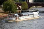 Die zweite Ausflugsbarkasse der Reederei Hadynski, die Franziska die baugleich wie die Carola auf Berlin City Tour auf der Spree unterwegs ist, 15.06.08. Im Hintergrund die bekannte Moltkebrcke in Alt-Moabit. 