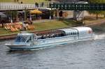 Hier die Ausflugsbarkasse der STERN UND KREIS SCHIFFFAHRT GMBH mit dem einfachen Namen KREIS, 26,76 m lang, 5,10 m breit auch fr 120 Personen, 15.06.08 auf der Spree bei der Berlin City Tour.