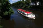 Diese kleinen Fleetschiffe verkehren in Hamburg auf der Alster. Damit die Fahrgste einen besseren Aussicht haben, wurden bei den neueren Schiffen Panoramafenster eingesetzt. Aufgenommen am 21.06.2008 in Hhe der Goernebrcke.