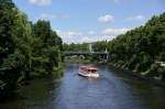 Einige ltere Alsterschiffe besitzen hinten ein offenes Aussichtsdeck. Aufgenommen am 21.06.2008 in Hhe der Goernebrcke.