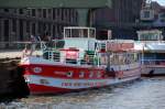 Dieser Ausflugsdampfer lag heute an einem Pier im Berliner Westhafen, Name Viktoria, anscheinend in enger Verbindung zum Fuballverein 1.FC Union (primitivster Berliner Abgrund), Lnge 26 m, Breite 5,10 m zugelassen fr 99 Pers.,04.08.08.