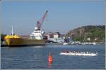An dem gelben Schiff konnte ich keinen Namen entdecken. Es lag am 09.05.2008 im Hafen von Gteborg. Es kann sich um ein Feederschiff handeln. Rechts ist eines der Paddan-Boote zu sehen, mit denen Rundfahrten durch Gteborg durchgefhrt werden.