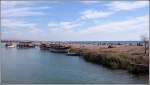 Das Ziel vieler Ausflugsboote auf dem Manavgat ist diese langgestreckte Landzunge zwischen Fluss und Mittelmeer (im Hintergrund). Hier lsst es sich gut (sonnen-)baden und grillen. Aufnahmedatum: 10.11.2005