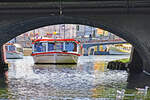 Ein Fahrgastschiff der Reederei Quandt fährt bei der Holstenbrücke Lübeck von der Obertrave in die Untertrave.