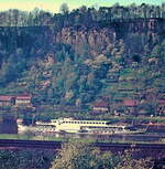 Neubauschiff der Fahrgastschiffahrt Dresden auf der Elbe im Bereich der Sächsischen Schweiz, Scan vom Dia von 1965, Juli 1965