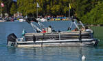 Taxiboot auf dem See von Annecy im Einsatz, dieses Boot fährt alle Anleger am Rande des Sees an.